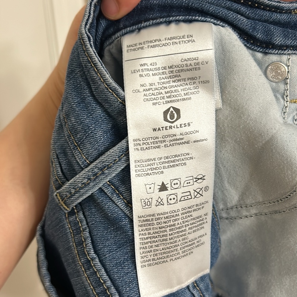 Levi’s Mid Rise Bermuda Shorts - Picture 6 of 7